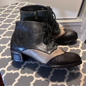 Moving Sale! Spectacular and Majestic Three Tones Ankle Boots with Zipper.